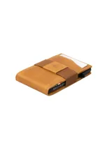 Billetera minimalista color verde oliva con bloqueo RFID, tarjetero de aluminio con capacidad para 6 tarjetas, compartimento para billetes y banda elástica negra con logo en relieve. Incluye ventana transparente para identificación.