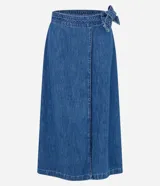 Conjunto de dos piezas de denim azul: un chaleco entallado con botones frontales y una pollera cruzada tipo wrap midi con lazo ajustable en la cintura.