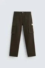 Pantalón cargo color verde oscuro, de corte recto y tiro medio. Cuenta con bolsillos laterales con solapa y bolsillos traseros de vivo.