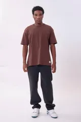 Remera color beige de corte recto y mangas cortas.