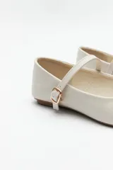 Balerinas color borgoña de cuero sintético texturizado, con tira sobre el empeine y hebilla metálica ajustable.