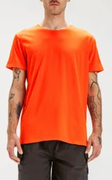 Remera naranja de algodón pima peruano, corte slim fit y cuello redondo.