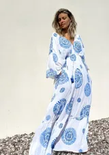 Túnica larga blanca con estampado de mandalas azules, escote en V y mangas largas.