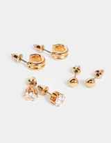 Set de tres pares de aros bañados en oro: un par de argollas pequeñas, un par de aros con circonita cúbica y un par de aros tipo bolita.