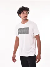 Remera color salmón con estampado rectangular con la palabra 'FEARLESS' en letras negras.