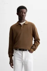 Polo marrón de punto con hilatura de algodón, corte relaxed fit, cuello solapa con cierre frontal de botonadura, manga larga y acabados en rib.