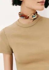 Blusa cropped marrón de tela acanalada con cuello redondo y mangas cortas.