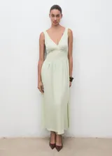 Vestido midi color verde agua, con escote en V y breteles finos. Presenta detalle de encaje en el busto y falda con corte evasé.