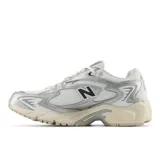 Championes New Balance modelo ML725, color blanco y plateado, con detalles en negro.