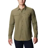 Camisa de manga larga color beige, con cuello abotonado, cierre frontal con botones, dos bolsillos con solapa en el pecho y tecnología Omni-Shade UPF 50 para protección solar y Omni-Wick para absorción de humedad y secado rápido. Mangas enrollables con soportes para lengüetas.