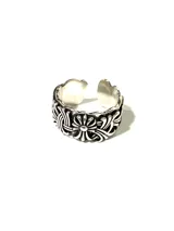 Anillo plateado con diseño floral y acabado envejecido.