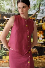 Top marrón de lino con cartera asimétrica y botones de madera. Tiene ojales bordados con frutitas.