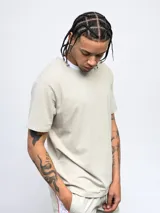 Remera color arena de corte clásico con cuello redondo ribeteado en blanco y logo Umbro estampado en el pecho.