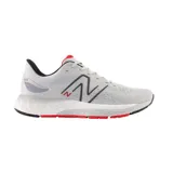 Championes New Balance M880 color gris con detalles en negro y rojo.