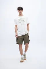 Remera color crudo con estampa frontal con texto en color ocre.