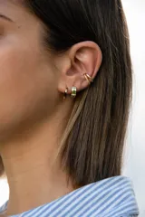 Set de aros dorados de plata 925 bañada en oro 18k. Incluye dos aros tipo argolla y un aro tipo cuff.