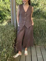 Pantalón capri color marrón de lino con cintura ajustable y terminación con flecos.