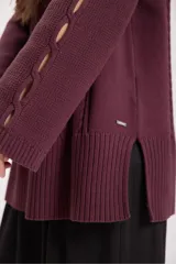 Sweater de punto color borgoña con cuello alto y diseño trenzado.