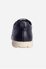 Zapato acordonado marrón de cuero con suela de goma color crema.