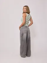 Pantalón de jean gris oscuro con efecto lavado, corte amplio y tiro alto.