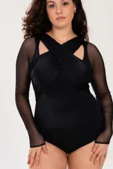 Body negro de lycra con escote cruzado y mangas largas de microtul. Tiene broche en la entrepierna y fundillo de algodón.
