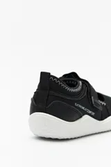 Guillerminas ergonómicas color gris claro con detalle rosa en el talón, inspiradas en el calzado barefoot. Cuenta con tira ajustable de velcro.