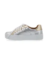 Sneaker de cuero vacuno con estampado de camuflaje y suela marrón.