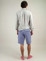 Camisa blanca de lino con corte regular fit, cuello italiano, cierre con botones, manga larga y logo bordado en el pecho.