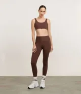 Top deportivo blanco de escote redondo y breteles medianos, sin copa ni estampa.