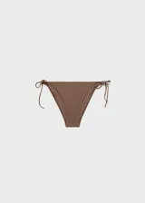 Braga de bikini color marrón con tiras finas a los lados para atar.