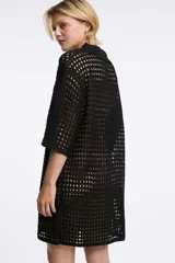 Vestido tejido calado negro con cuello camisero y manga corta.