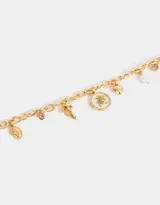 Collar corto dorado con cadena de eslabones gruesos y dijes colgantes: corazón, flor encapsulada, lazo, perla y cristales rosados.