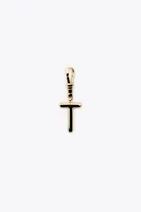 Dije dorado en forma de la letra A, con mosquetón para colgar en carteras o pulseras.