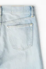 Pantalón de jean celeste de corte recto y tiro medio, con cinco bolsillos y cierre con botón.