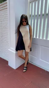 Vestido corto de viscocrepe con diseño colorido, combinando negro y verde, ideal para un estilo moderno y cómodo.