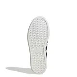 Championes Adidas Barreda de cuero sintético blanco con puntera de gamuza gris y detalles en negro. Presentan las tres tiras clásicas de Adidas en los laterales y suela de goma blanca.