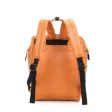 Mochila de estilo urbano color beige, con textura de cuero sintético. Presenta dos asas superiores, correas ajustables para llevar al hombro, un bolsillo frontal con cierre y bolsillos laterales abiertos. Posee una etiqueta rectangular en relieve en la parte superior central.