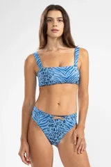 Bombacha de bikini de cobertura media con estampado animal print en tonos azules. Tiene un dije de tigre en el frente.
