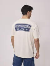 Remera negra de hombre marca Rusty, corte regular fit, con estampado en la espalda con el logo de la marca y el año de fundación. Confeccionada en algodón lavado.