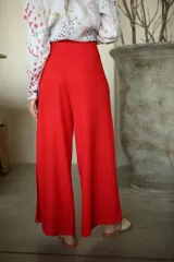 Pantalón wide de tiro alto con bolsillos delanteros y terminaciones desflecadas, ideal para el verano.
