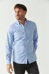 Camisa celeste de manga larga para hombre, con logo bordado y fit slim. Confeccionada en 100% algodón.