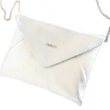 Cartera de fiesta tipo sobre color plateado, confeccionada en cuero con acabado metalizado. Tiene asa de cadena metálica y cierre de solapa con imán.