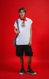 Musculosa blanca de algodón con estampado de Mickey Mouse disfrazado de calavera con galera y la frase "Chilled & Bone".