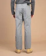 Pantalón denim skinny elasticado en color gris, diseñado para un ajuste cómodo y estilos modernos.
