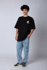 Remera color lila de corte oversize con cuello redondo y mangas cortas. Presenta un estampado pequeño de Mickey Mouse en el frente.