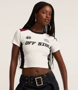 Blusa corta de algodón color blanco con mangas cortas, cuello redondo y bloques de colores en contraste en los laterales y en los hombros. Tiene lettering "NY - American Off Side" estampado en el pecho.