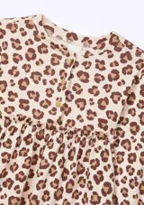 Vestido infantil de manga larga con estampado de leopardo en tonos beige y marrón.