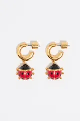 Caravanas de aro doradas con colgantes en forma de mariquita esmaltada en color rojo con motas negras.