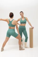 Calza deportiva larga color verde militar, de tiro alto y largo hasta el tobillo.