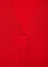 Vestido corto blanco de tejido fluido con cuello pico, cinturón decorativo y bolsillos delanteros.